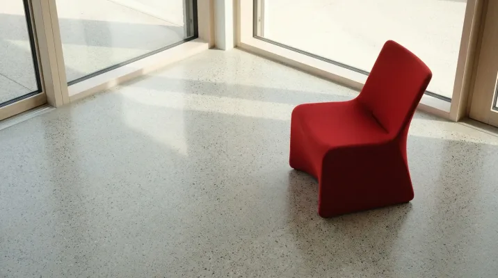 Firefly_GeminiFlash_Moderner Terrazzo-Boden mit rotem Detail im Raum_Architektonische Innenaufnahme eines 991363